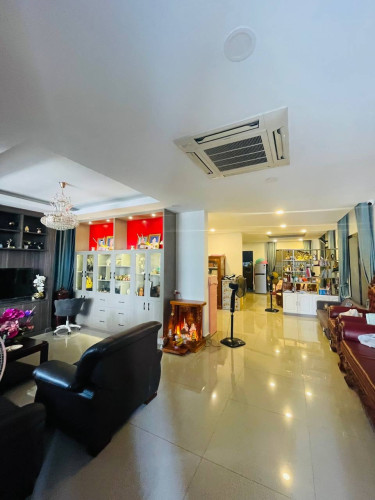 Villa Queen B Chip Ming 50M Preysa $373,000
