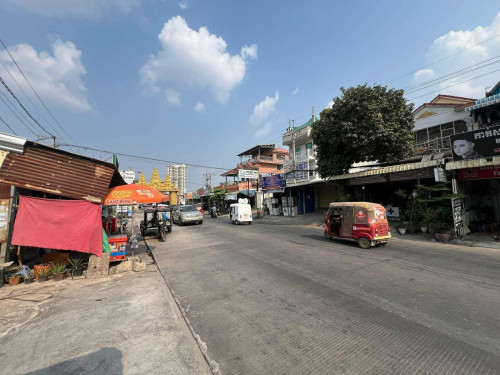 ផ្ទះលក់មាន ឃ្លាំង តូបជួល និង ផ្ទះ 1ការេ 1500$ ចរចា