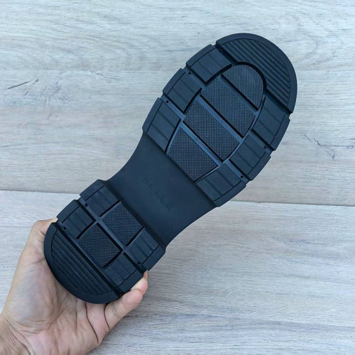 ស្បែកជើងប៊ូSize 44 រលោងទើបទិញលក់វិញ 45$
