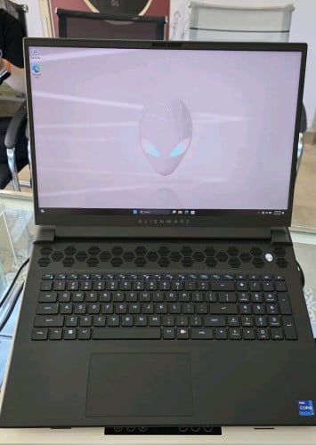 Alienware m18 R2