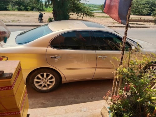 ES 300 year 2002 Gold Color for sale