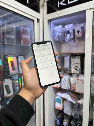 iPhone 11 ពណ៌ស្វាយ 🍏 64GB  LLA Battery 88% 🔋 តួស្អាត 98% សំណុំហ្សីន អត់ជាប់អី