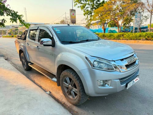 ISUZU D-Max 2013 មួយទឹកឡានស្អាត
