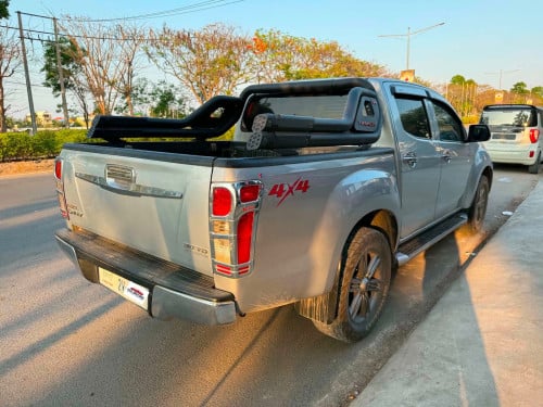 ISUZU D-Max 2013 មួយទឹកឡានស្អាត