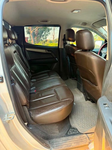 ISUZU D-Max 2013 មួយទឹកឡានស្អាត