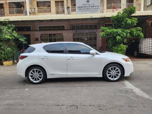 Lexus CT200H ឆ្នាំ012
