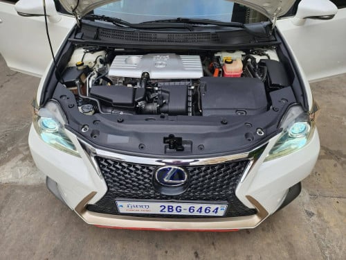 Lexus CT200H ឆ្នាំ012