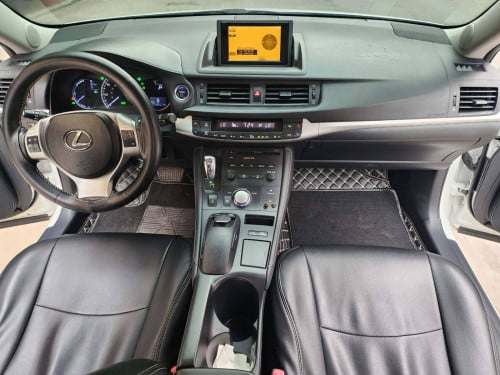 Lexus CT200H ឆ្នាំ012