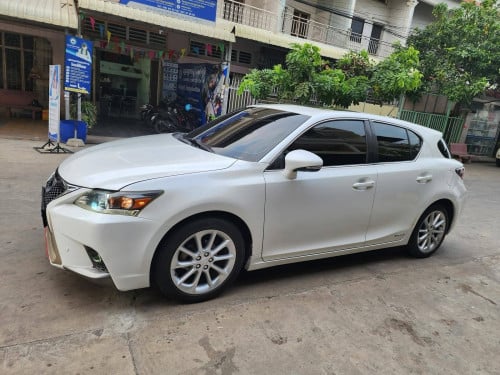 Lexus CT200H ឆ្នាំ012