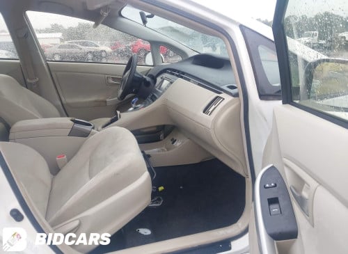Prius 2015 Option3 ក្នុងលឿង 13ម៉ឺនម៉ាយ