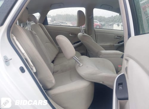 Prius 2015 Option3 ក្នុងលឿង 13ម៉ឺនម៉ាយ