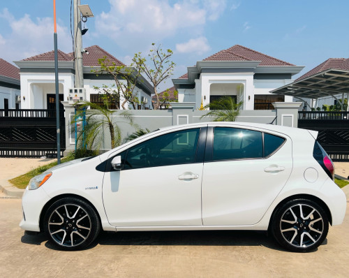 Prius C 012 full option