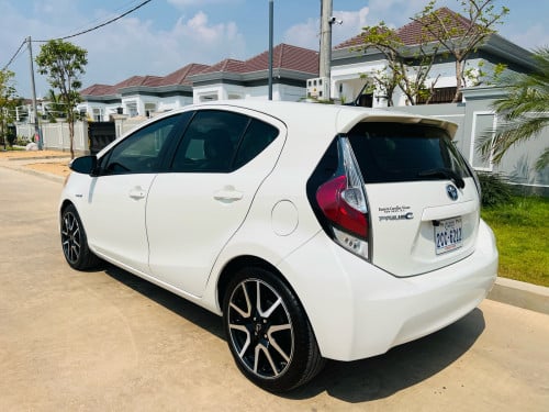 Prius C 012 full option