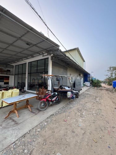 ផ្ទះលក់2ល្វែងផ្លូវកែង
