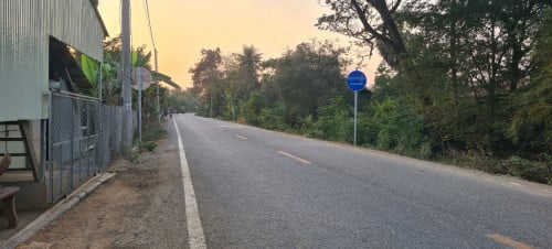 ដីជាប់ផ្លូវកៅស៊ូ
