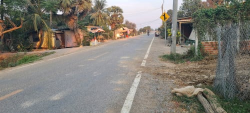 ដីជាប់ផ្លូវកៅស៊ូ