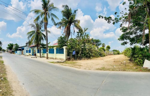ដីនៅក្នុងភូមិថ្នល់បន្ទាយ ពន្សាំង ព្រែកព្នៅ ធំ អាចធ្វើឃ្លាំង ឬ រោងចក្របាន