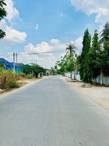 ដីនៅក្នុងភូមិថ្នល់បន្ទាយ ពន្សាំង ព្រែកព្នៅ ធំ អាចធ្វើឃ្លាំង ឬ រោងចក្របាន