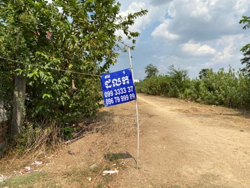 ដីនៅក្នុងភូមិថ្នល់បន្ទាយ ពន្សាំង ព្រែកព្នៅ ធំ អាចធ្វើឃ្លាំង ឬ រោងចក្របាន