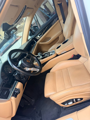 ថ្មីខ្លាំង PORSCHE PANAMERA