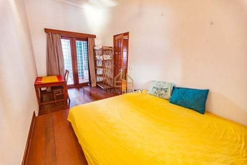 3 BedroomRenovated Apartment For Rent-Daun Penh -Phnom Penh.