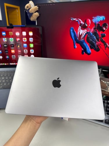Macbook Pro ស្អាត99% លក់បន្ទាន់ $2XX