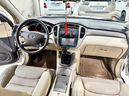 Toyota Highlander 2002 បួនម៉ាសុីន គ្រឿងក្នុងពណ៌លឿង កៅអីចុច auto ឡានថ្មីណាស់