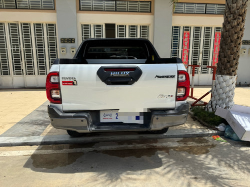 Toyota Hilux Revo Rally 2025 rent（出租）