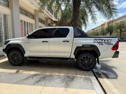 Toyota Hilux Revo Rally 2025 rent（出租）
