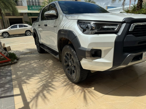 Toyota Hilux Revo Rally 2025 rent（出租）