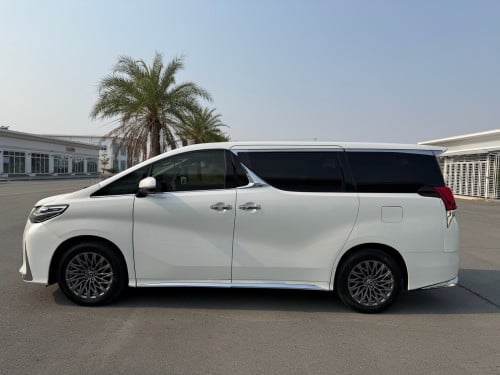 Vellflire ឡេីង Lexus LM 350 ឆ្នាំ2015 ឡេីង 2022