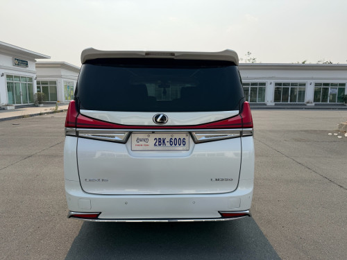Vellflire ឡេីង Lexus LM 350 ឆ្នាំ2015 ឡេីង 2022