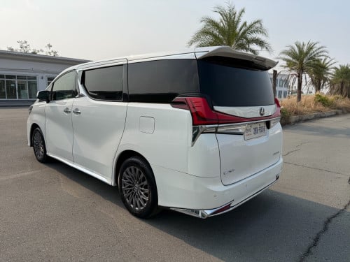 Vellflire ឡេីង Lexus LM 350 ឆ្នាំ2015 ឡេីង 2022