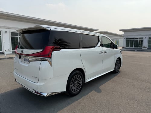Vellflire ឡេីង Lexus LM 350 ឆ្នាំ2015 ឡេីង 2022