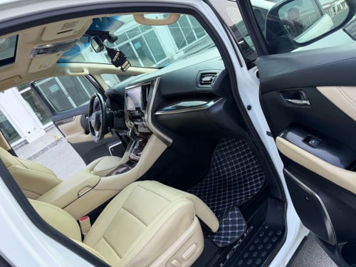 Vellflire ឡេីង Lexus LM 350 ឆ្នាំ2015 ឡេីង 2022