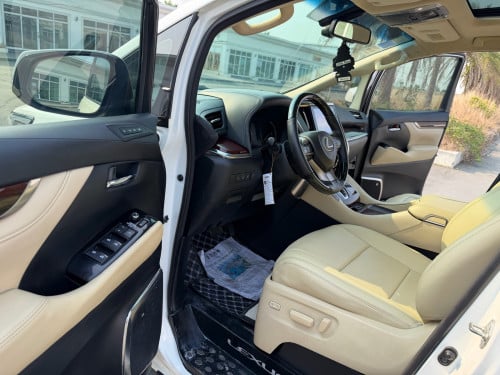 Vellflire ឡេីង Lexus LM 350 ឆ្នាំ2015 ឡេីង 2022