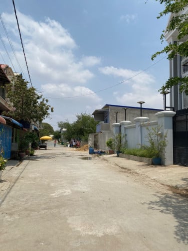 ផ្ទះលក់បន្ទាន់ ផ្លូវចូលតាមសាលាសង្គាត់កំបូល ក្នុងក្រុងភ្នំពេញ ផ្ទះមានបន្ទប់ជួលស្រាប់