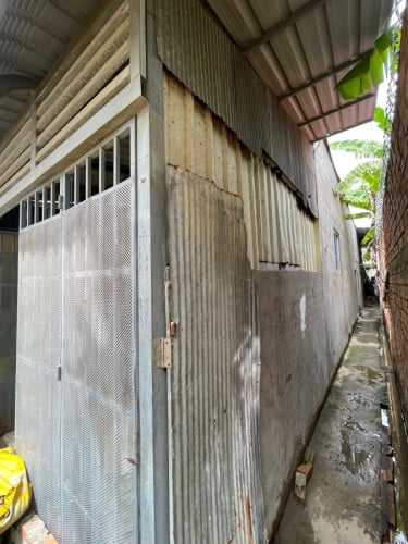 ផ្ទះលក់បន្ទាន់ ផ្លូវចូលតាមសាលាសង្គាត់កំបូល ក្នុងក្រុងភ្នំពេញ ផ្ទះមានបន្ទប់ជួលស្រាប់