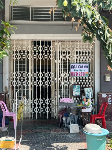 ផ្ទះលក់បន្ទាន់នៅបុរីពិភពថ្មីកំបូល 1 ពីផ្លូវជាតិលេខ 4 ប្រហែលជា 500 ម៉ែត្រផ្លូវជាតិលេខ 4