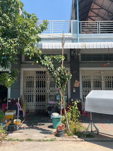 ផ្ទះលក់បន្ទាន់នៅបុរីពិភពថ្មីកំបូល 1 ពីផ្លូវជាតិលេខ 4 ប្រហែលជា 500 ម៉ែត្រផ្លូវជាតិលេខ 4