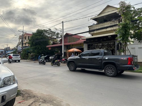 ឃ្លាំងអាជីវកម្មលក់លើផ្លូវរដ្ឋ18mភ្នំពេញ