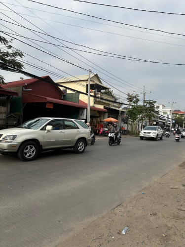 ឃ្លាំងអាជីវកម្មលក់លើផ្លូវរដ្ឋ18mភ្នំពេញ