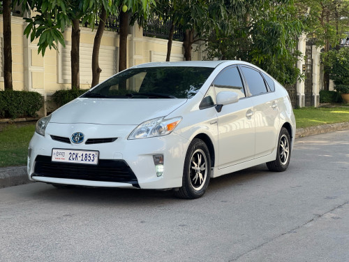 🚗លក់ Toyota Prius ឆ្នាំ​ 2015 Option 3
