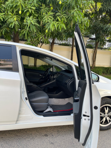 🚗លក់ Toyota Prius ឆ្នាំ​ 2015 Option 3