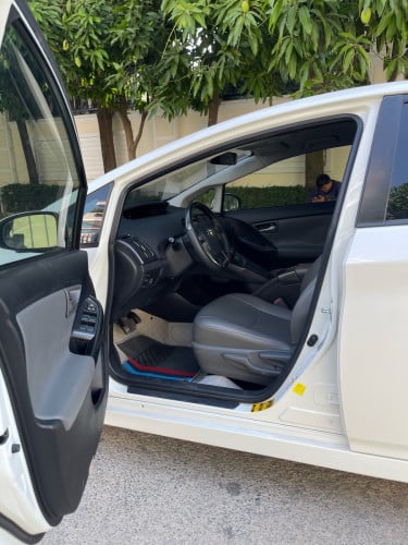 🚗លក់ Toyota Prius ឆ្នាំ​ 2015 Option 3