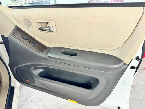 Highlander 01 limited Full option គ្រឿងក្នុងពណ៌លឿង​ ពោងសុវត្ថិភាព​4 ពូកស្បែកស្រុីន​ ថ្មីណាស់​