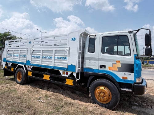 Hyundai 5តោន​ ឡេីង8តោន​ ខ្យល់សុទ្ធ​