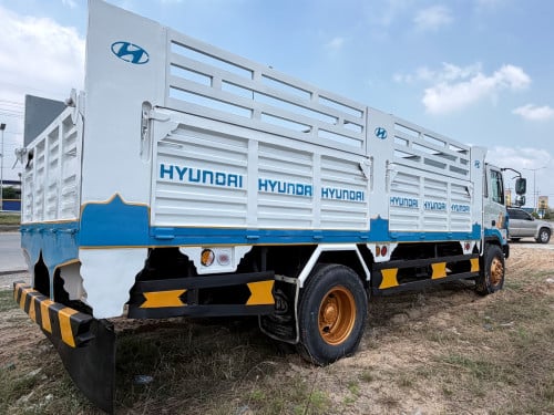 Hyundai 5តោន​ ឡេីង8តោន​ ខ្យល់សុទ្ធ​