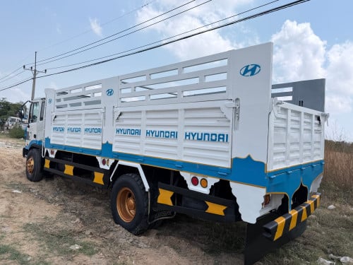 Hyundai 5តោន​ ឡេីង8តោន​ ខ្យល់សុទ្ធ​