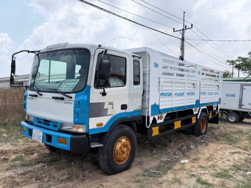Hyundai 5តោន​ ឡេីង8តោន​ ខ្យល់សុទ្ធ​